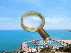 Вид со скалы на залив, пристань для яхт и гавань для яхт